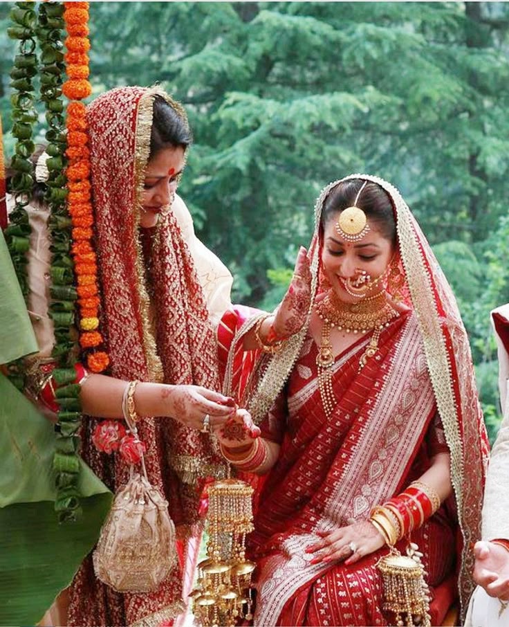 6 Stunning Designer Sarees for Wedding Looks You Will Love in 2025