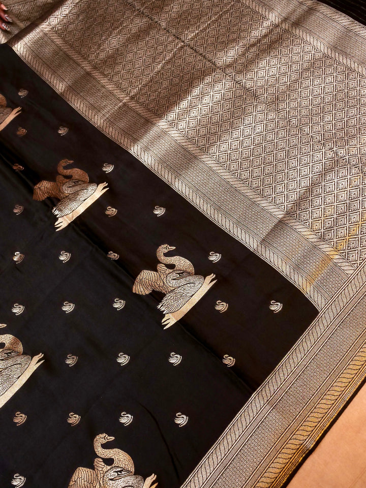 Banarasi Mashru Silk Figure Motif Zari Saree