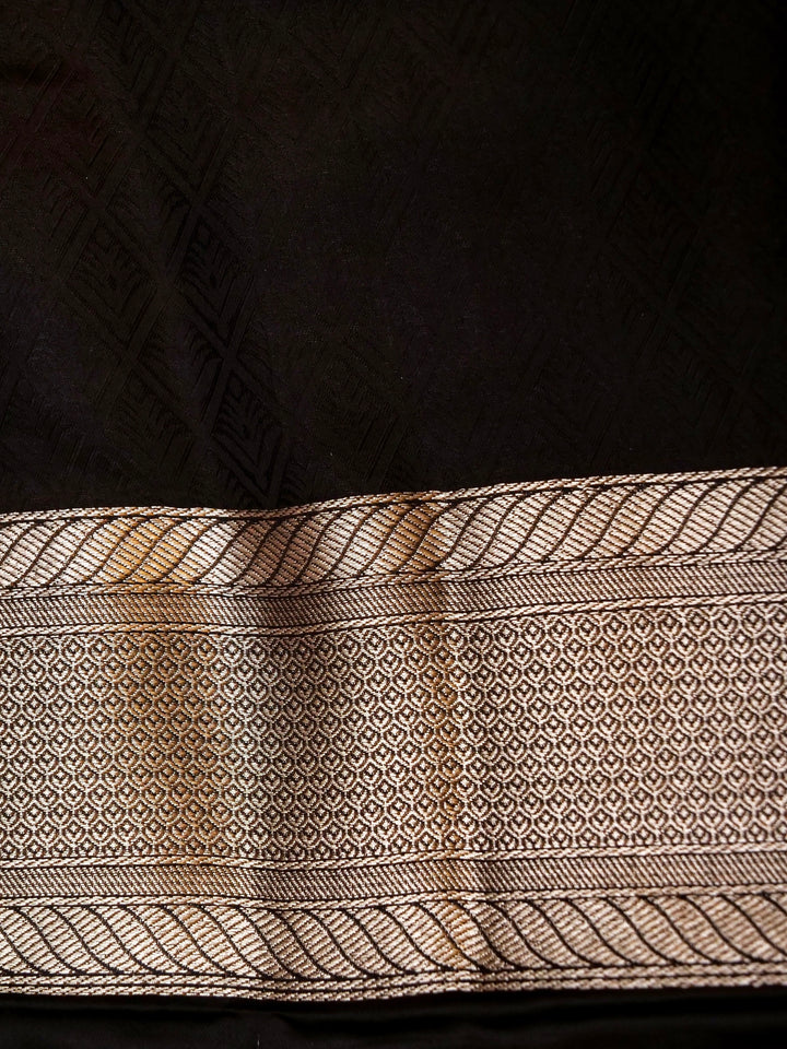 Banarasi Mashru Silk Figure Motif Zari Saree
