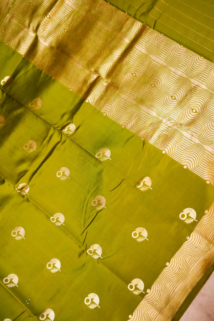 Regal Parrot Green – Handwoven Banarasi Pure Katan Silk Saree with Zari Weave Design
