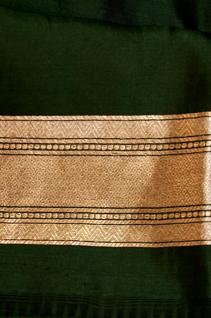 Emerald Majesty – Dark Green Pure Katan Silk Handloom Contemporary Banarasi Madhubala Weaving Saree