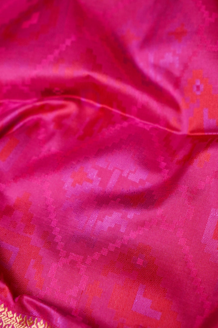 Graceful Pink Handwoven Banarasi Tanchoi Silk Saree with Resham Detailing