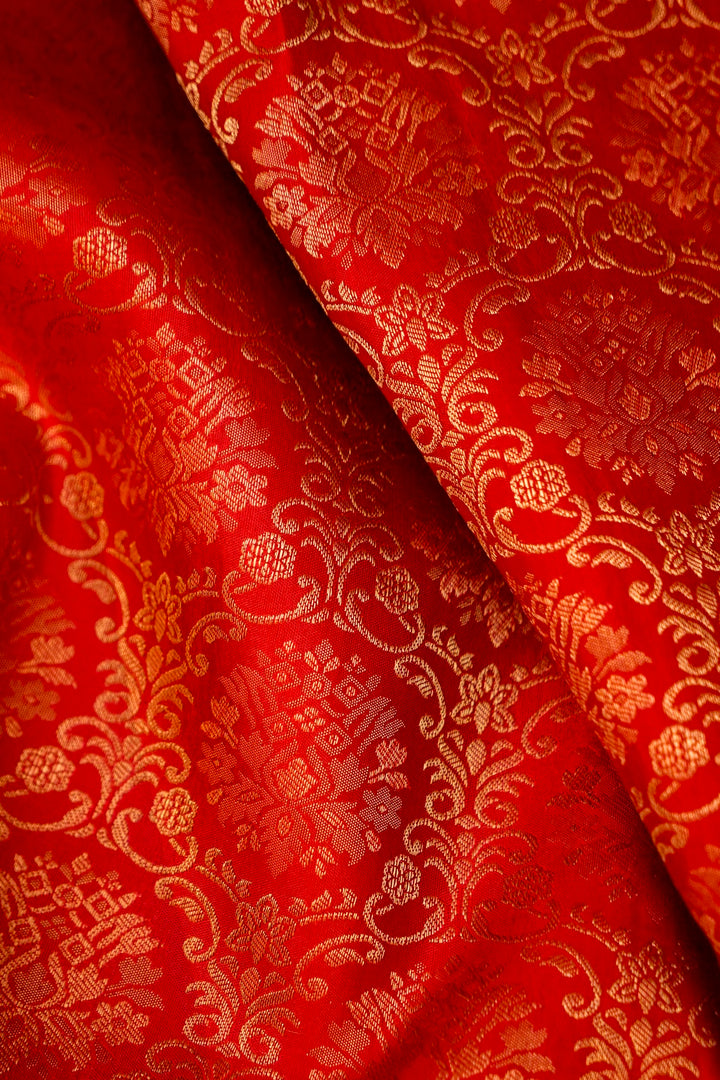 Scarlet Silk Kanjivaram Saree with Intricate Zari Brocade Weave View 4