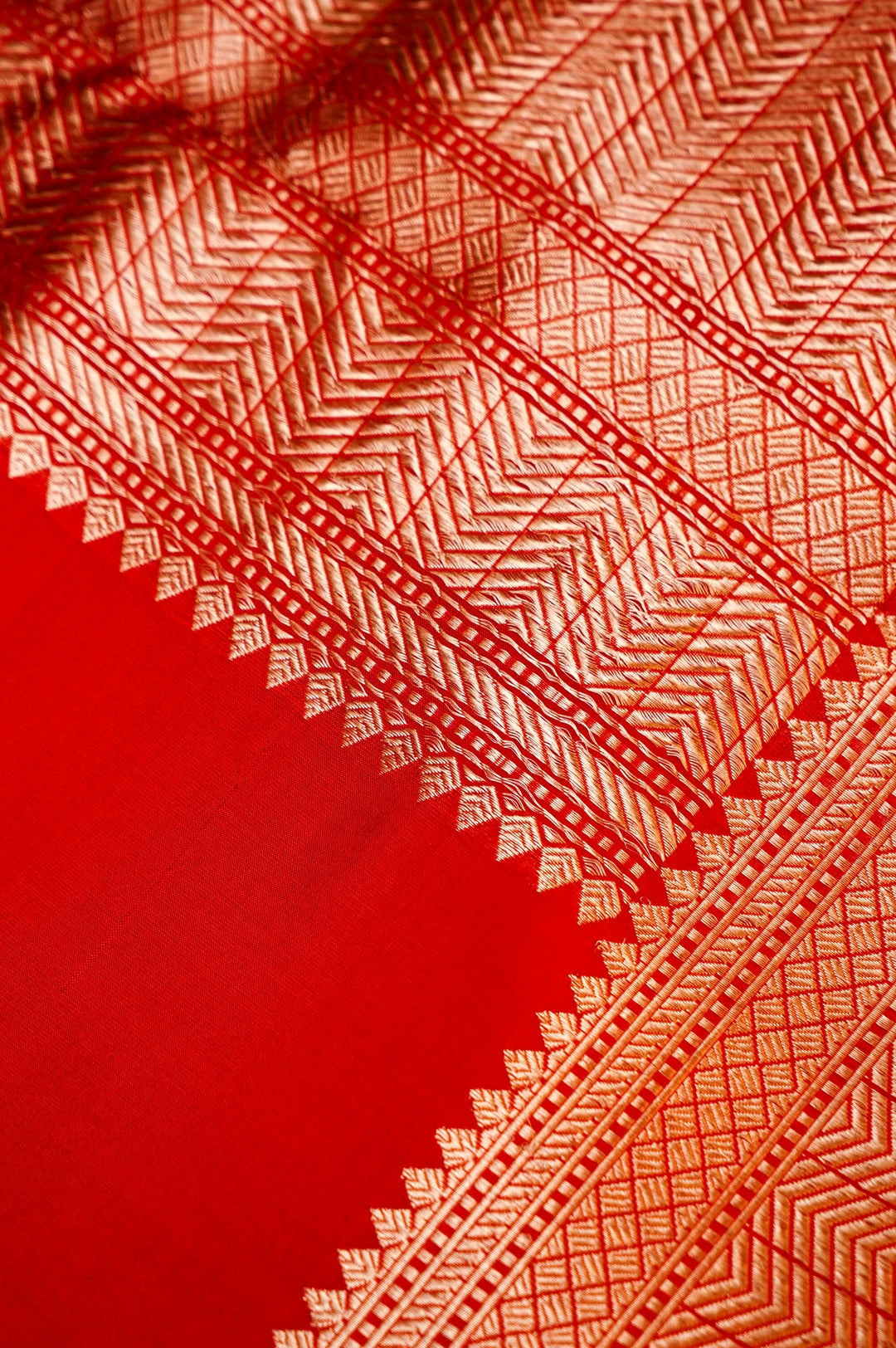 Bridal Crimson Majesty – Handwoven Bridal Banarasi Pure Katan Silk Saree with Zari Bootidar Weaving