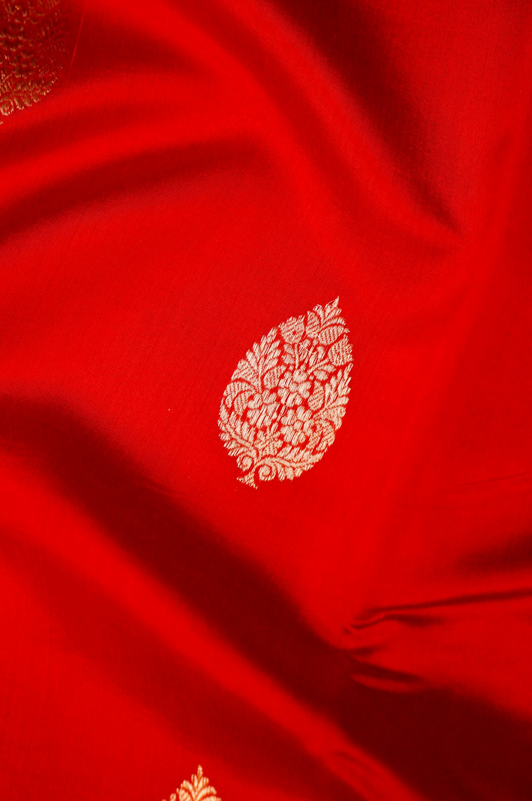 Bridal Crimson Majesty – Handwoven Bridal Banarasi Pure Katan Silk Saree with Zari Bootidar Weaving