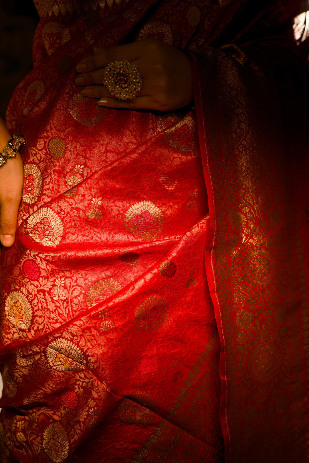 Red Bridal Handwoven Banarasi Jamawar Pure Katan Brocade Silk Meenakari Jaal Saree View 3