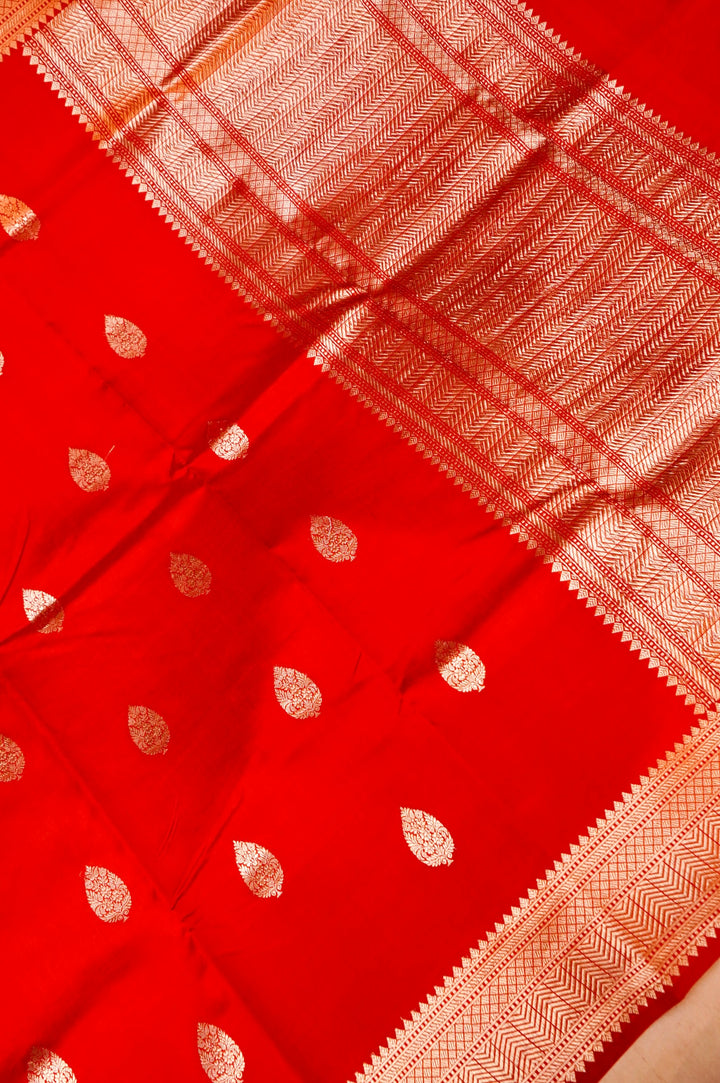 Bridal Crimson Majesty – Handwoven Bridal Banarasi Pure Katan Silk Saree with Zari Bootidar Weaving