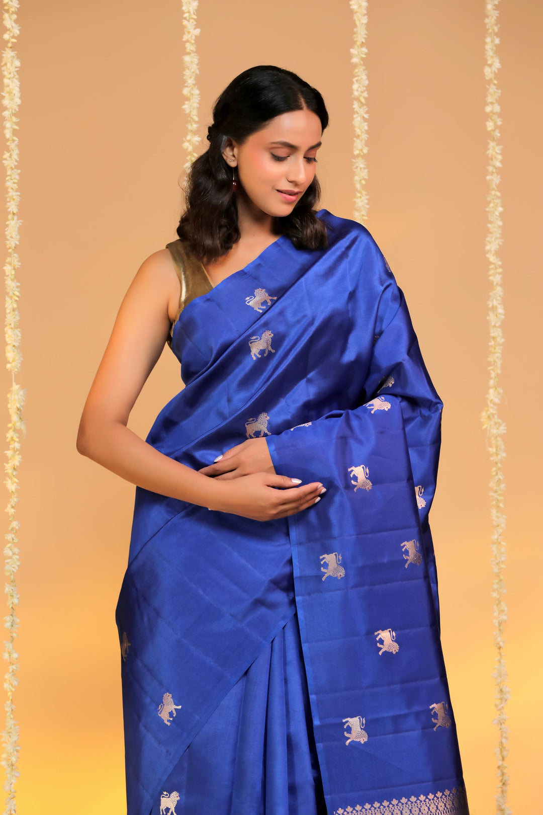 banarasi handloom blue pure mashru silk lion motif saree closeup view 3