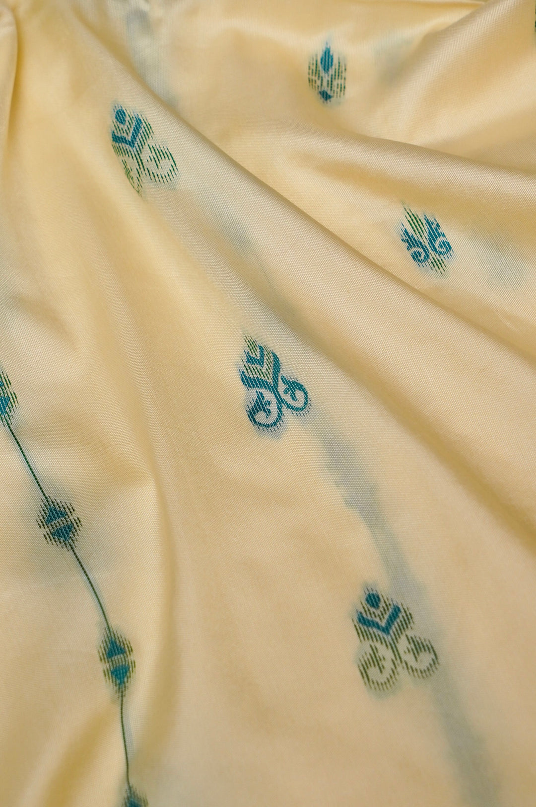 Cream Soft Silk Kanjivaram Inspired Saree with Contrast Thread Weaving