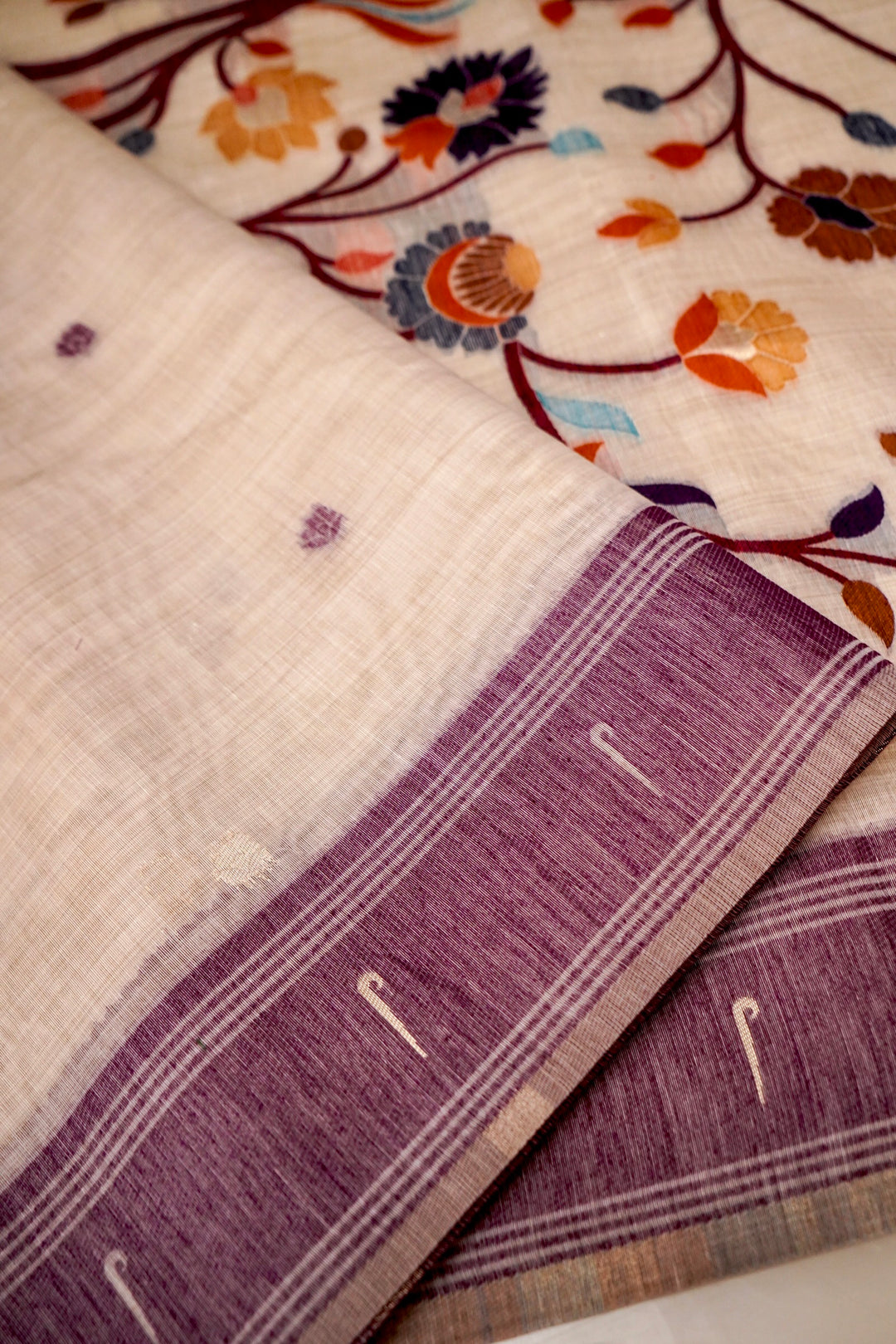 Elegant White Cotton Silk Saree with Thread Zari Bootidar Weave Jamdani Inspired Pallu View 3