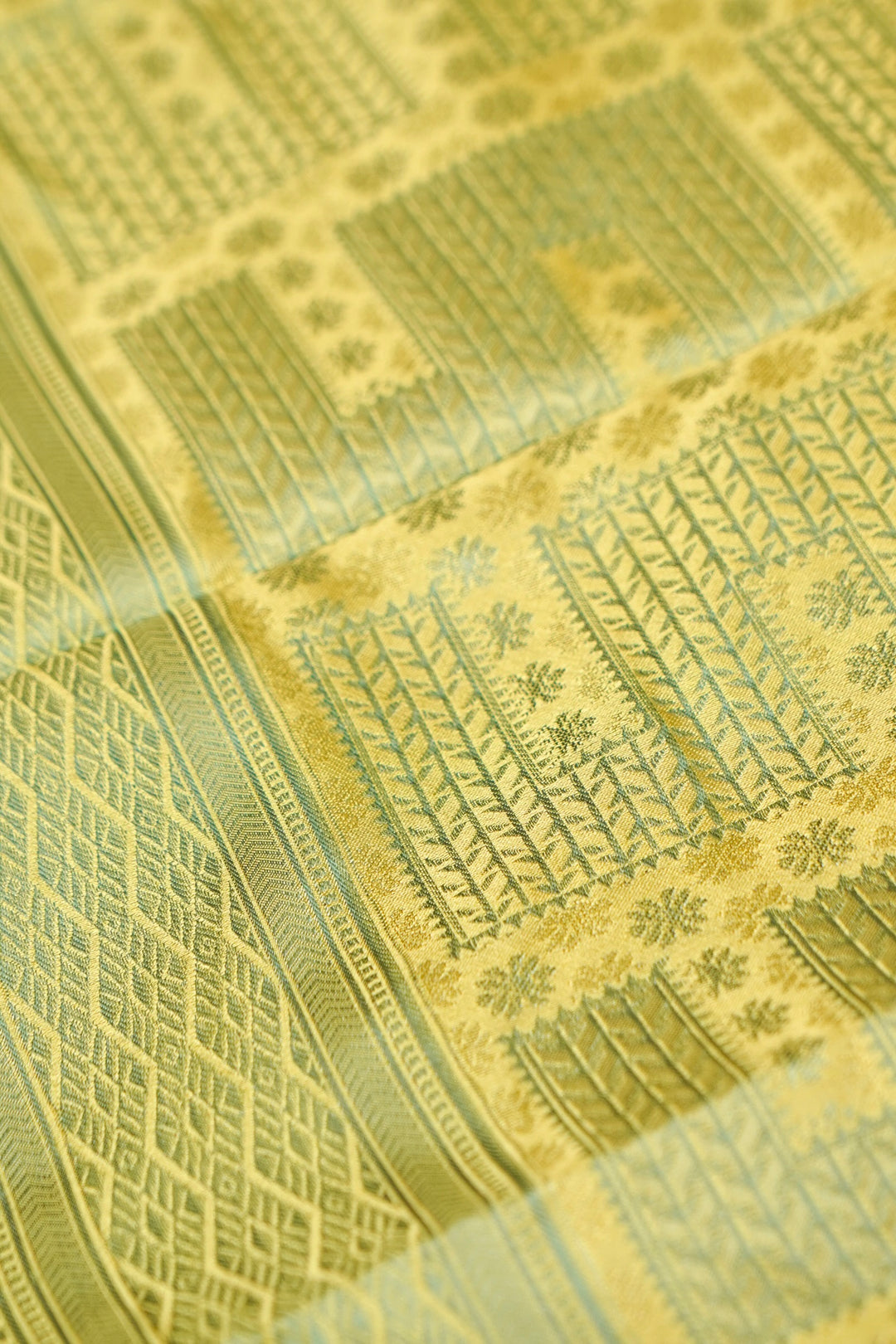 Pastel Yellow Handwoven Banarasi Pure Tanchoi Silk Saree with Resham Elegance