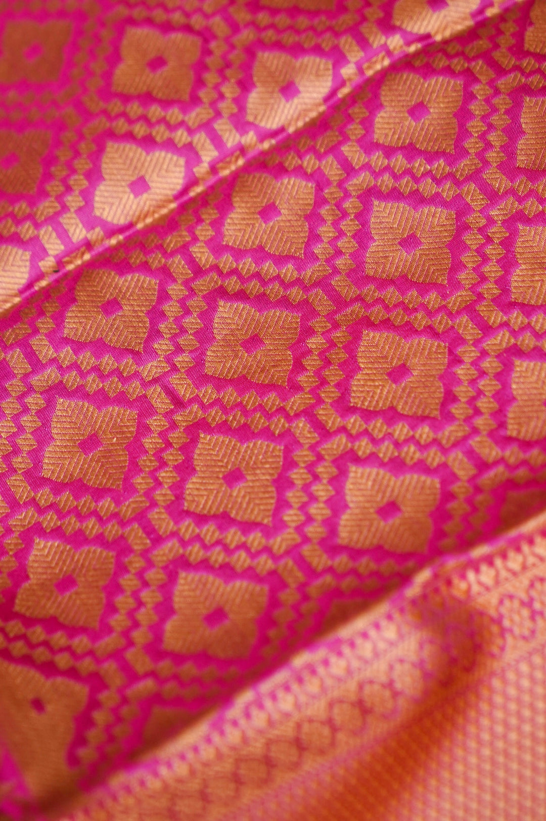 Graceful Pink Handwoven Banarasi Tanchoi Silk Saree with Resham Detailing