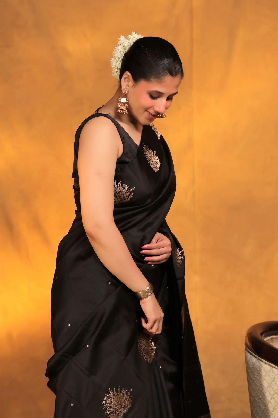 banarasi handloom black pure mashru silk leopard motif saree side view 2