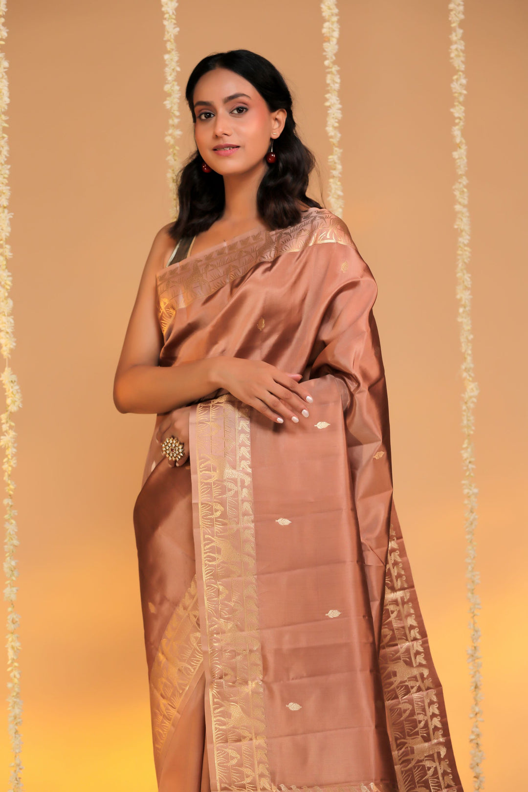 deep mauve handwoven banarasi pure mashru silk shikargah weaving border and pallu closeup view 2