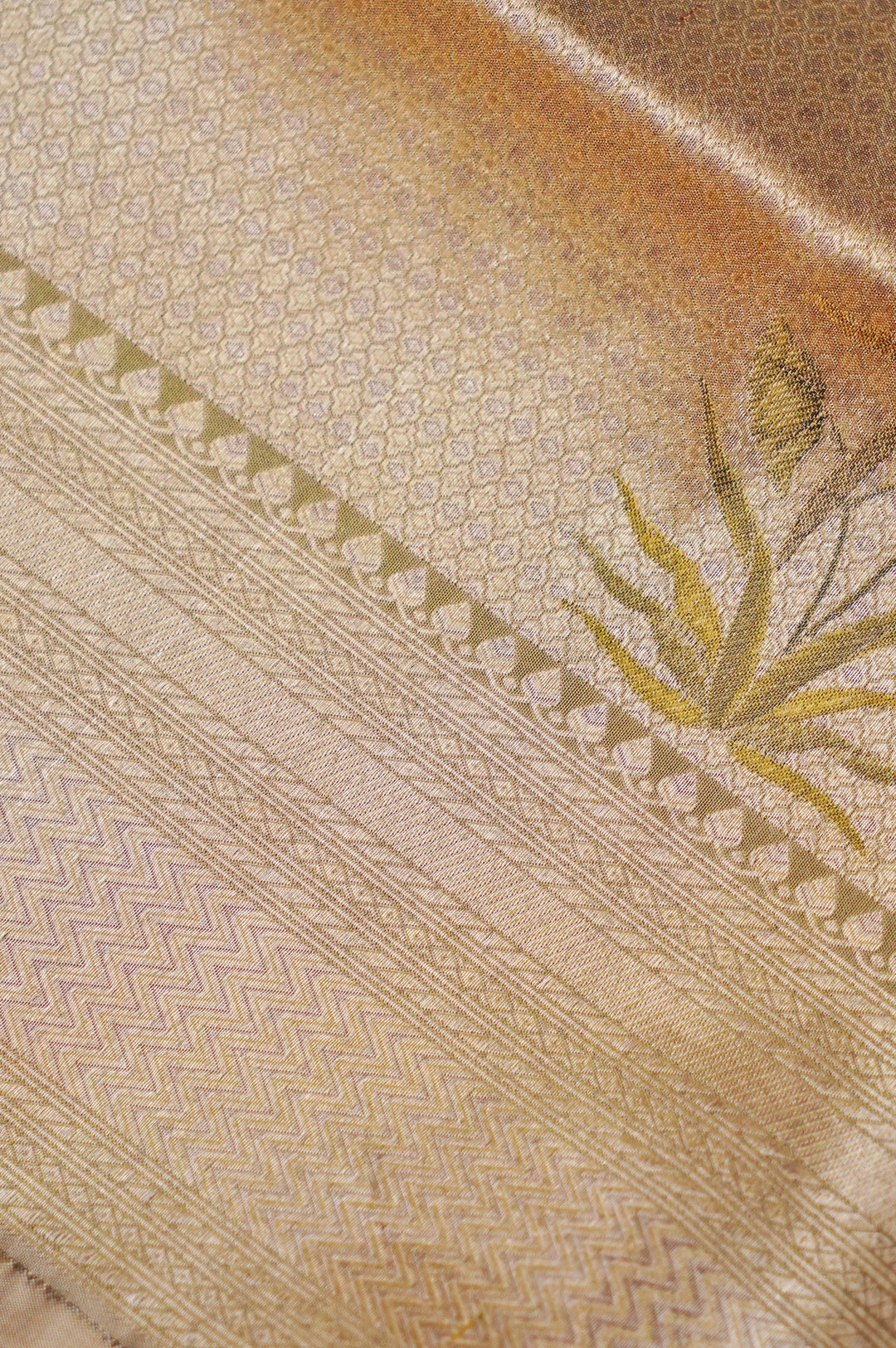 Pure Katan Silk Pista Green Banarasi Saree – Handcrafted Tanchoi Weave with Beautiful Figure Patterns