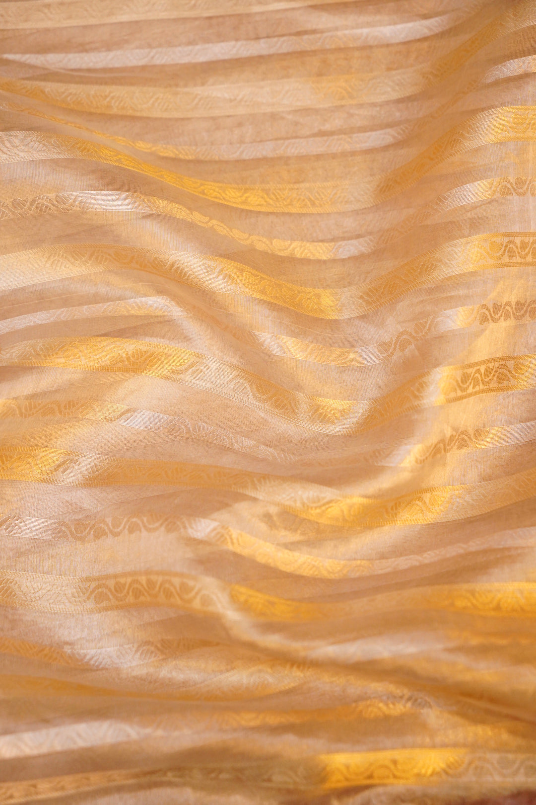 Lustrous Silver Handwoven Banarasi Pure Tissue Silk Saree